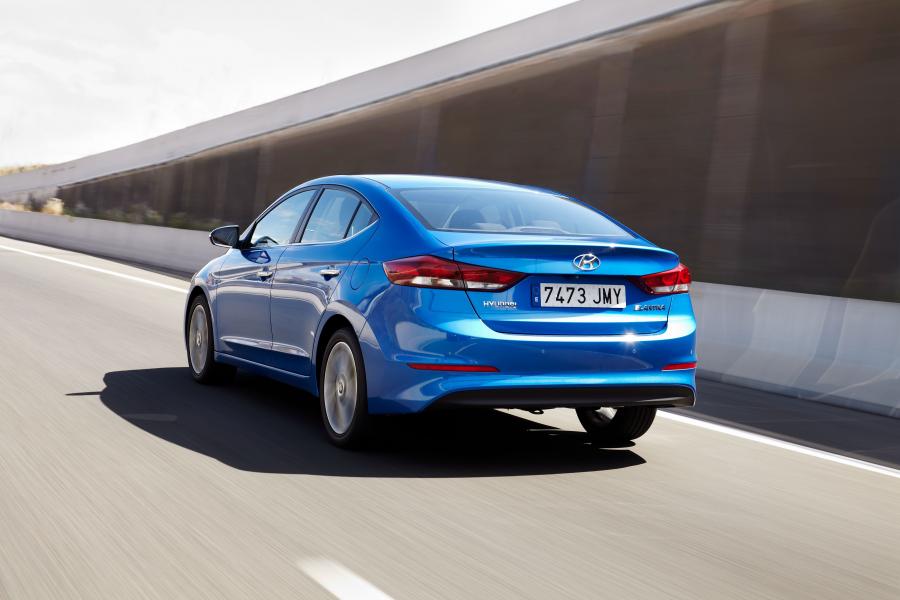  Hyundai Elantra 2016 года  (фото 8 из 30)